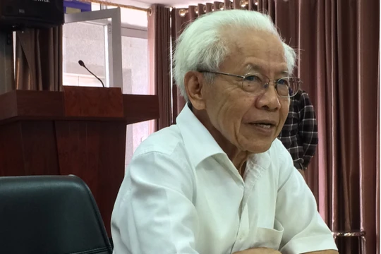 GS. Hồ Ngọc Đại chủ biên cuốn sách Tiếng Việt lớp 1 Công nghệ Giáo dục (Ảnh: Phạm Duy)