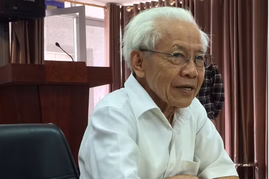 GS. Hồ Ngọc Đại chủ biên cuốn sách Tiếng Việt lớp 1 Công nghệ Giáo dục (Ảnh: Phạm Duy)