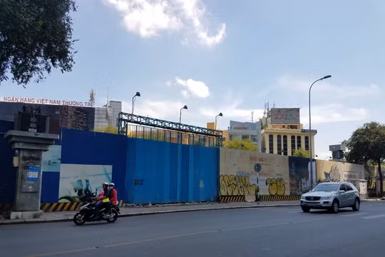 Khu đất 2-4-6 Hai Bà Trưng hiện đã được quây kín (Ảnh: PV)