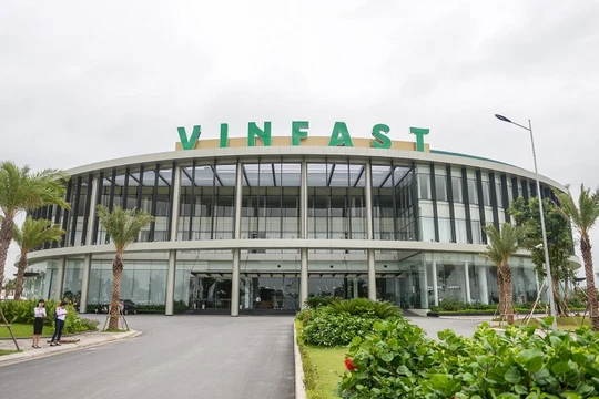 Hiện Vingroup đã có một tổ hợp Vinfast đặt tại Hải Phòng, nhưng là "tổ hợp sản xuất". Còn ở Thanh Hóa, Vingroup muốn làm "Tổ hợp dịch vụ Vinfast".