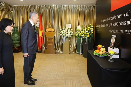 Thủ tướng Singapore Lý Hiển Long cùng đại diện Đại sứ quán các nước, ngoại giao đoàn và các tổ chức nước ngoài tại Singapore đã đến viếng Chủ tịch nước Trần Đại Quang tại Đại sứ quán Việt Nam ở Singapore. Ảnh: TTXVN​