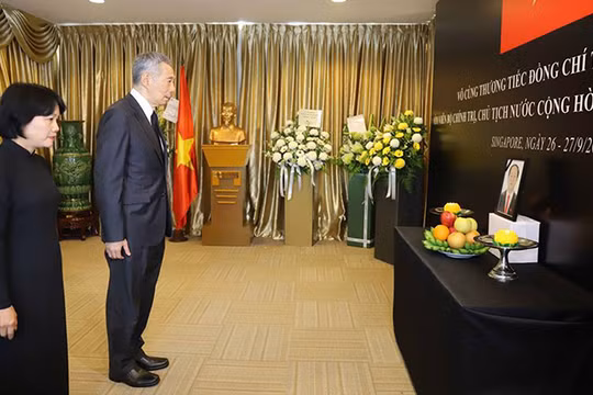 Thủ tướng Singapore Lý Hiển Long cùng đại diện Đại sứ quán các nước, ngoại giao đoàn và các tổ chức nước ngoài tại Singapore đã đến viếng Chủ tịch nước Trần Đại Quang tại Đại sứ quán Việt Nam ở Singapore. Ảnh: TTXVN​