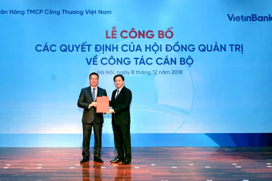 Chủ tịch HĐQT VietinBank Lê Đức Thọ trao Quyết định bổ nhiệm chức vụ Tổng Giám đốc VietinBank cho ông Trần Minh Bình (Nguồn: VietinBank)