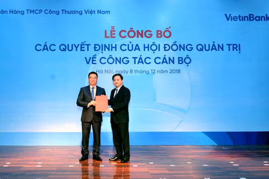 Chủ tịch HĐQT VietinBank Lê Đức Thọ trao Quyết định bổ nhiệm chức vụ Tổng Giám đốc VietinBank cho ông Trần Minh Bình (Nguồn: VietinBank)