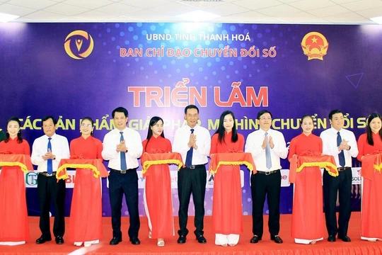 Lãnh đạo tỉnh Thanh Hóa và các đại biểu tham gia cắt băng khai trương triển lãm