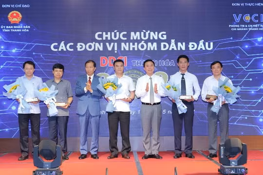  Bí thư tỉnh ủy Thanh Hóa Đỗ Trọng Hưng (thứ 3 từ phải qua) chúc mừng các đơn vị nhóm đầu