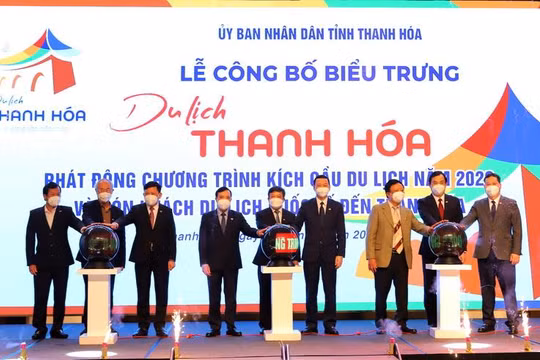  Các vị lãnh đạo nhấn nút khai trương Biểu trưng du lịch Thanh Hóa