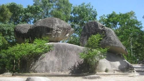  "Hòn Trống Mái" trên núi Trường Lệ nơi diễn ra Lễ hội tình yêu