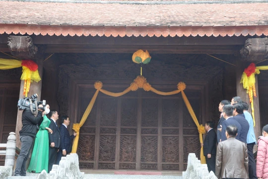  Chính điện Lam Kinh được phục dựng với 2.000 m3 gỗ lim và đồ thờ được sơn son thếp vàng 