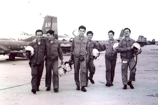  Phi công Hoàng Mai Vượng (ngoài cùng bên phải) trong phi đội quyết thắng chiều 28.4.1975 tại Sân bay Thành Sơn