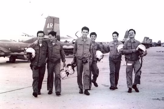  Phi công Hoàng Mai Vượng (ngoài cùng bên phải) trong phi đội quyết thắng chiều 28.4.1975 tại Sân bay Thành Sơn