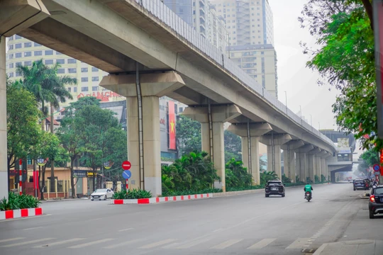 Phố phường Hà Nội vắng vẻ ngày mùng 1 Tết