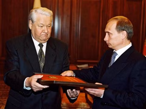 Tổng thống đầu tiên của nước Nga Boris Yeltsin trao Quyền tổng thống Nga cho V.Putin (Ảnh: Sputnik).