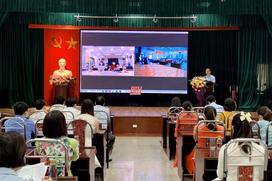  Thầy thuốc nhân dân Lê Văn Sĩ, Bí thư Đảng ủy, Giám đốc Bệnh viện Đa khoa tỉnh Thanh Hóa phát biểu tại buổi lễ