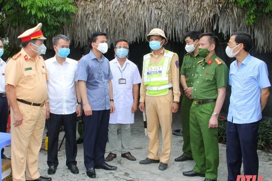 Ủy viên TƯ Đảng, Bí thư Tỉnh ủy, Chủ tịch HĐND tỉnh Thanh Hóa Đỗ Trọng Hưng (thứ 3 trái qua) kiểm tra công tác phòng chống dịch Covid-19 tại thị xã Nghi Sơn