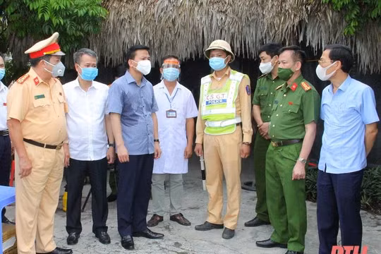 Ủy viên TƯ Đảng, Bí thư Tỉnh ủy, Chủ tịch HĐND tỉnh Thanh Hóa Đỗ Trọng Hưng (thứ 3 trái qua) kiểm tra công tác phòng chống dịch Covid-19 tại thị xã Nghi Sơn