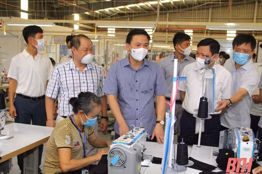  Bí thư Tỉnh ủy Thanh Hóa Đỗ Trọng Hưng (áo sẫm) chỉ đạo phòng, chống dịch covid -19 và sản xuất tại doanh nghiệp