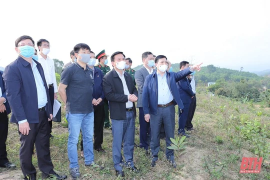 Bí thư tỉnh ủy Thanh Hóa Đỗ Trọng Hưng( hàng đầu thứ 2 từ phải qua) đi khảo sát thực tế (Ảnh: BTH)