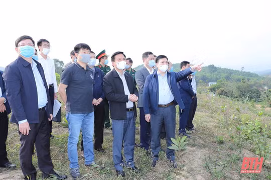 Bí thư tỉnh ủy Thanh Hóa Đỗ Trọng Hưng( hàng đầu thứ 2 từ phải qua) đi khảo sát thực tế (Ảnh: BTH)