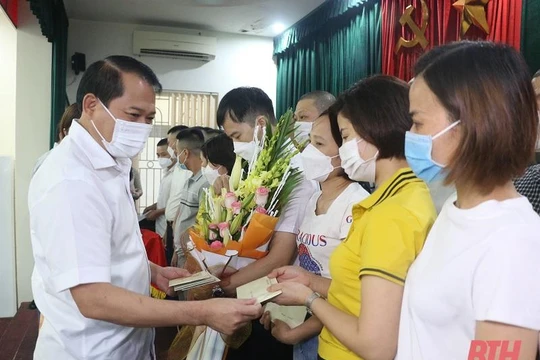  Ông Nguyễn Văn Hùng, Thường vụ, Trưởng ban Tổ chức Tỉnh ủy Thanh Hóa tặng hoa đoàn công tác