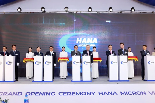 Phó Thủ tướng Trần Lưu Quang dự lễ khánh thành dự án nhà máy sản xuất Hana Micron Vina 2.