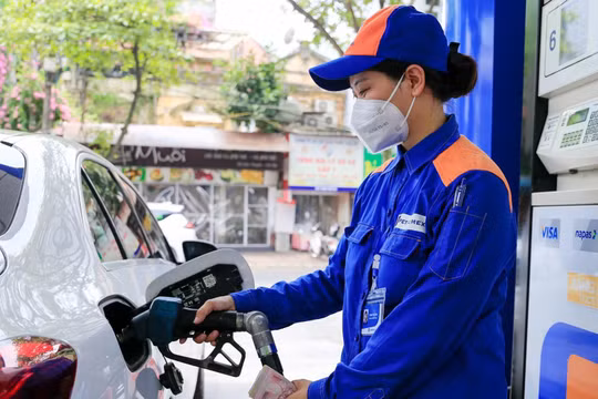 Giá xăng giảm gần 600 đồng/lít