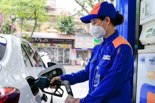 Giá xăng giảm gần 600 đồng/lít