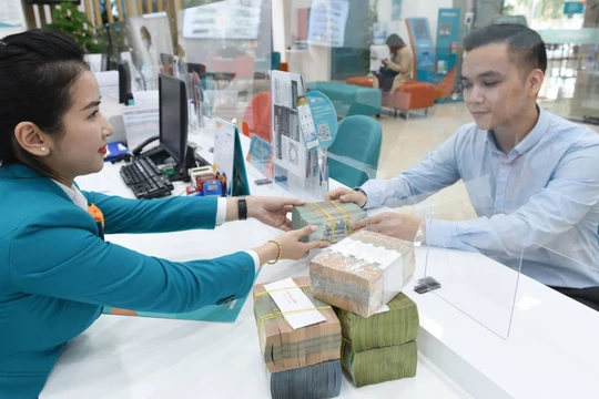 Người dân vẫn ưu tiên gửi tiền vào ngân hàng bất chấp lãi suất giảm