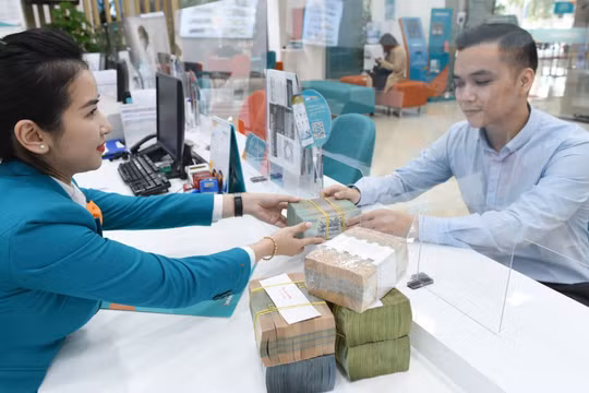 Người dân vẫn ưu tiên gửi tiền vào ngân hàng bất chấp lãi suất giảm