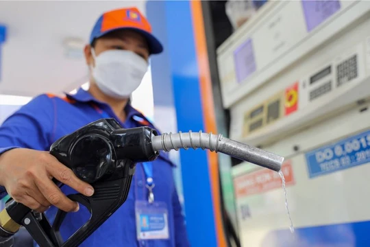 Giá xăng RON 95 tiến sát 21.500 đồng/lít
