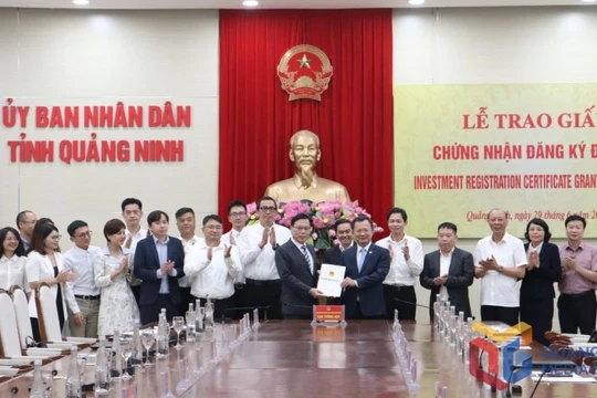 Lãnh đạo tỉnh Quảng Ninh trao giấy chứng nhận đăng ký đầu tư cho Foxconn (Ảnh: Báo Quảng Ninh)