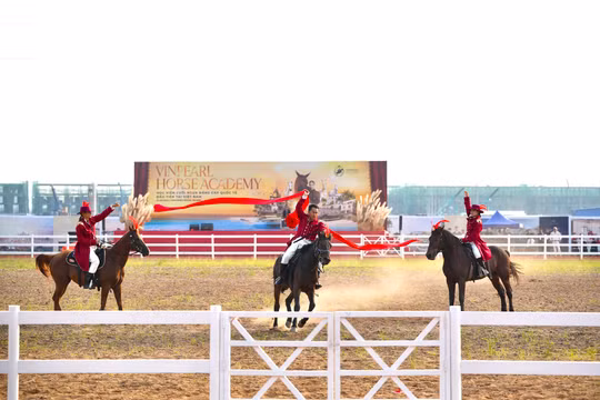 Vinhomes Royal Island ra mắt học viện cưỡi ngựa và phố đi bộ công viên Vũ Yên