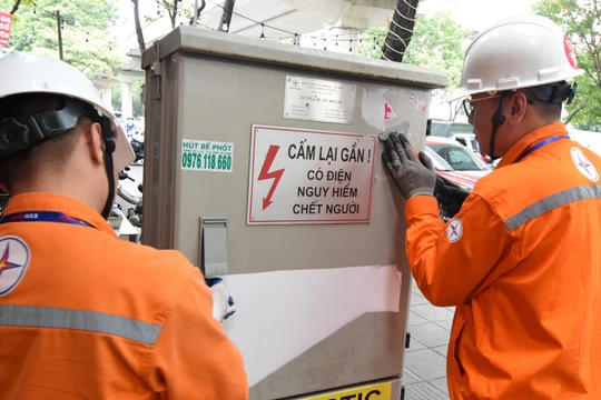Trạm điện, tủ điện biến thành nơi dán quảng cáo, rao vặt
