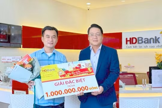 Khách hàng Dương Hoàng Dinh (phòng giao dịch Nhơn Trạch) vô cùng bất ngờ khi biết tin mình trở thành tỷ phú. 