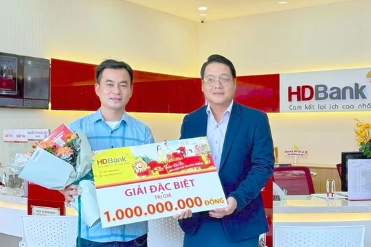 Khách hàng Dương Hoàng Dinh (phòng giao dịch Nhơn Trạch) vô cùng bất ngờ khi biết tin mình trở thành tỷ phú. 