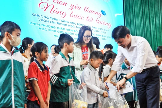 Học bổng “Nối trọn yêu thương – Nâng bước đến trường” tiếp tục đến với học sinh khó khăn tại Hà Nam
