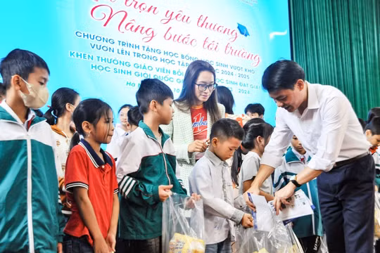 Học bổng “Nối trọn yêu thương – Nâng bước đến trường” tiếp tục đến với học sinh khó khăn tại Hà Nam