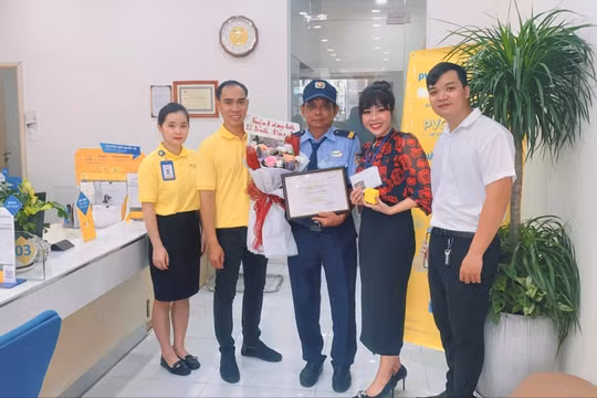 Nhân viên PVcomBank trả lại 500 triệu đồng cho khách hàng