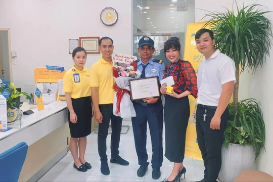 Nhân viên PVcomBank trả lại 500 triệu đồng cho khách hàng