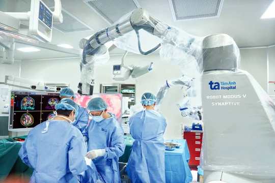 Bệnh viện Đa khoa Tâm Anh phẫu thuật thành công 100 ca mổ não và tủy sống bằng Robot AI