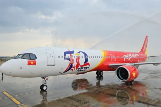 Tàu bay mang biểu tượng kỷ niệm 50 năm quan hệ ngoại giao Việt Nam – Pháp đã về tới TP.HCM