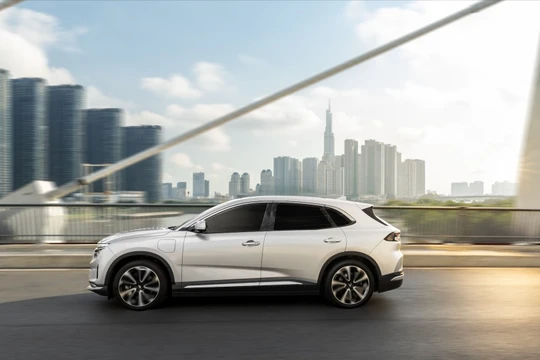 Nhận ưu đãi hơn 217 triệu đồng, khách mua VF 8 Lux tấm tắc khen “xe xịn giá ngon” 