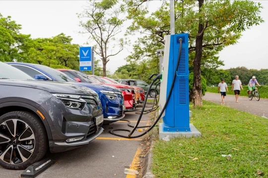 Kinh doanh trạm sạc ô tô điện: Nghề mới sống khỏe cho nhiều gia đình
