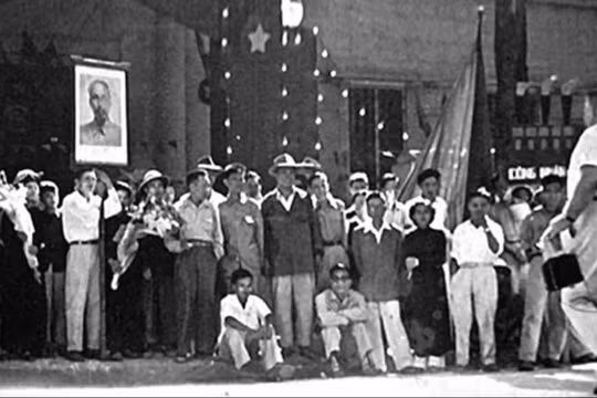 Công nhân ngành điện đấu tranh chống âm mưu phá hoại trước ngày giải phóng Thủ đô