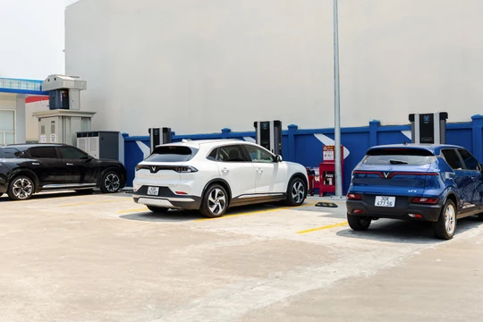 Vinfast miễn phí sạc pin cho tất cả ô tô điện tới tháng 6/2027