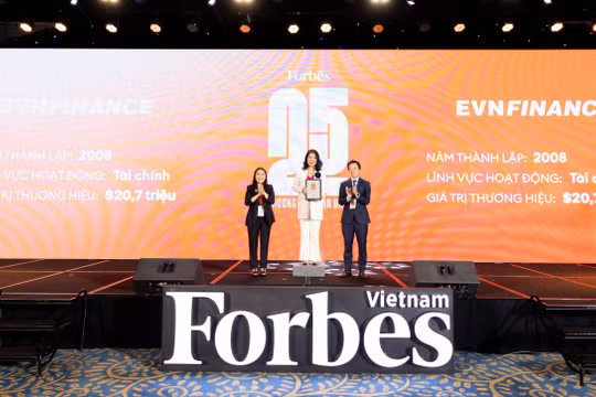 EVNFinance lọt Top 25 Thương hiệu dẫn đầu do Forbes bình chọn