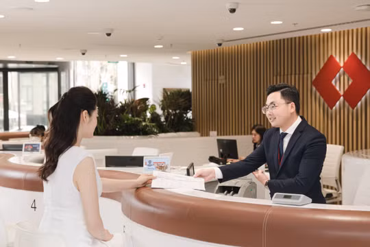 Thấy gì từ chiến lược đa dạng hóa nguồn thu của Techcombank?