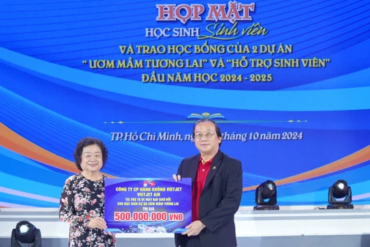 Hơn một thập kỷ sẻ chia, Vietjet cùng Quỹ Vừ A Dính chắp cánh ước mơ cho các bạn trẻ