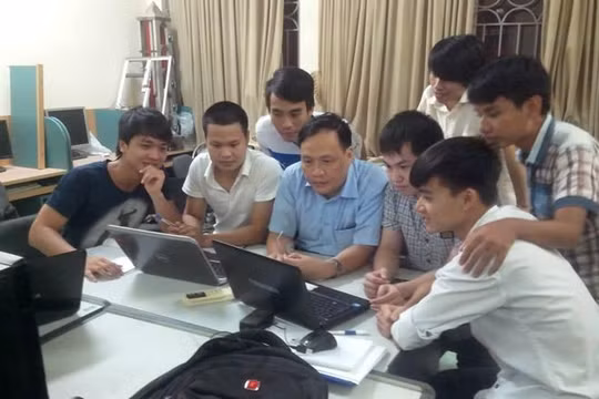 GS Nguyễn Đình Đức (áo xanh), người đứng đầu trong danh sách 5 nhà khoa học Việt Nam - Ảnh: Baotintuc.vn