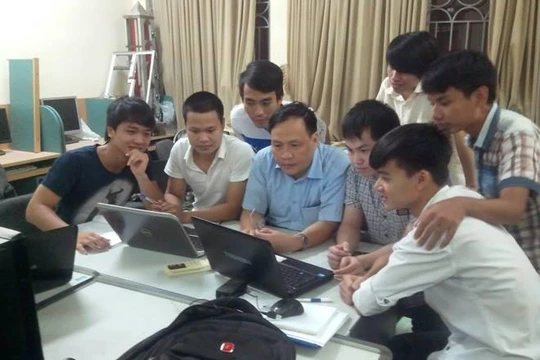 GS Nguyễn Đình Đức (áo xanh), người đứng đầu trong danh sách 5 nhà khoa học Việt Nam - Ảnh: Baotintuc.vn